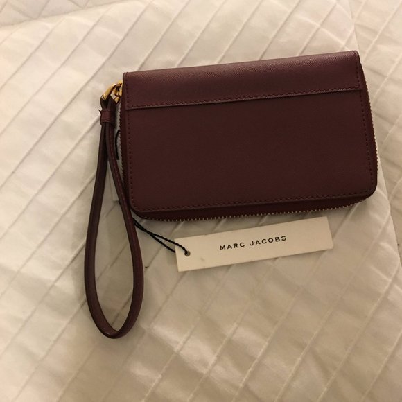 Marc Jacobs Accessories - NWT Marc Jacobs Zipper Saffiano Leather Wristlet